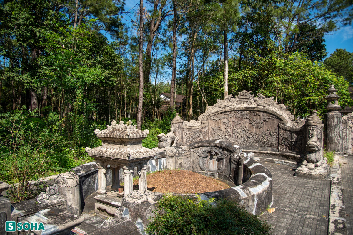 Bên cạnh lăng mộ chính của cụ Tôn Thất Hân, trong khuôn viên chùa Phò Quang còn 2 lăng mộ của vợ cả và vợ thứ. Tuy đẹp và có kiến trúc độc đáo nhưng khu lăng mộ này vẫn còn được rất ít người biết đến.