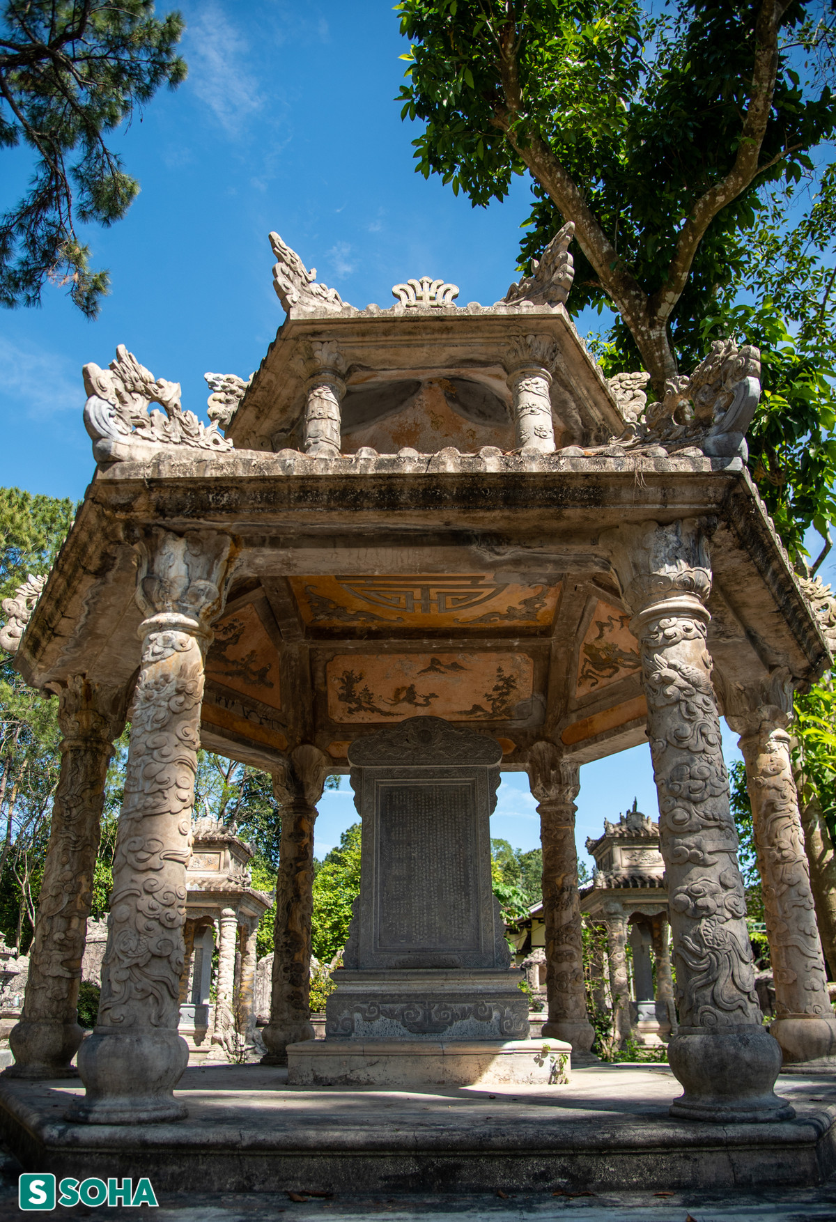 br/> Lăng mộ cụ Tôn Thất Hân có đến 4 nhà bia: một nhà bia chính phía trước, 2 nhà bia nhỏ 2 bên mà một nhà bia nhỏ nhất ngay trước mộ. Nhà bia chính có 6 cột trụ được trang trí hình rồng cuộn mây. Trần nhà bia có một chữ "thọ" lớn với những hoạ tiết hình con dơi chầu xung quanh.