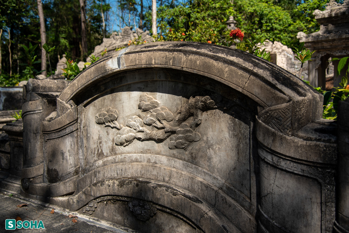 Dưới thời các vua Thành Thái, Duy Tân, Khải Định, Bảo Đại, cụ đã nắm giữ các chức hàm trọng yếu của triều đình như Thượng Thư Bộ Hình (1907), Phụ Chánh Đại Thần (1907), Thái Tử Thiếu Bảo Đông Các Điện Đại Học Sĩ kiêm quản Khâm Thiên Giám Sự Vụ (1917), Phò Quang Hầu (1928), Cần Chánh Điện Đại học sĩ (1932), Phò Quang Quận Vương (1944).