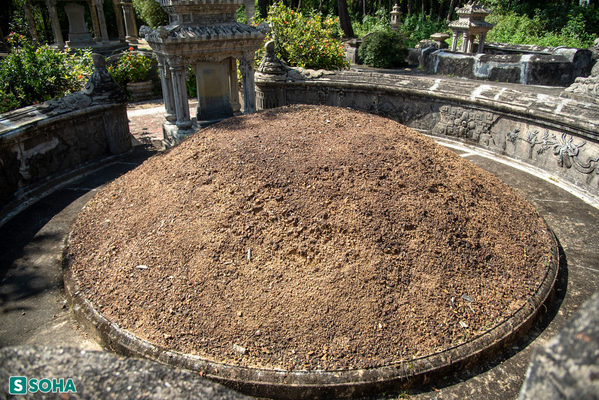 Lúc sinh thời, cụ đã xây dựng, tu bổ nhiều ngôi chùa, trong đó có chùa Phò Quang. Vì vậy, lăng mộ của cụ được đặt trong khuôn viên chùa. Điểm đặc biệt của khu lăng mộ này là được thiết kế theo hình tròn thay vì hình chữ nhật, phần mộ phủ cát sỏi hình bát úp thay vì được xây kín.