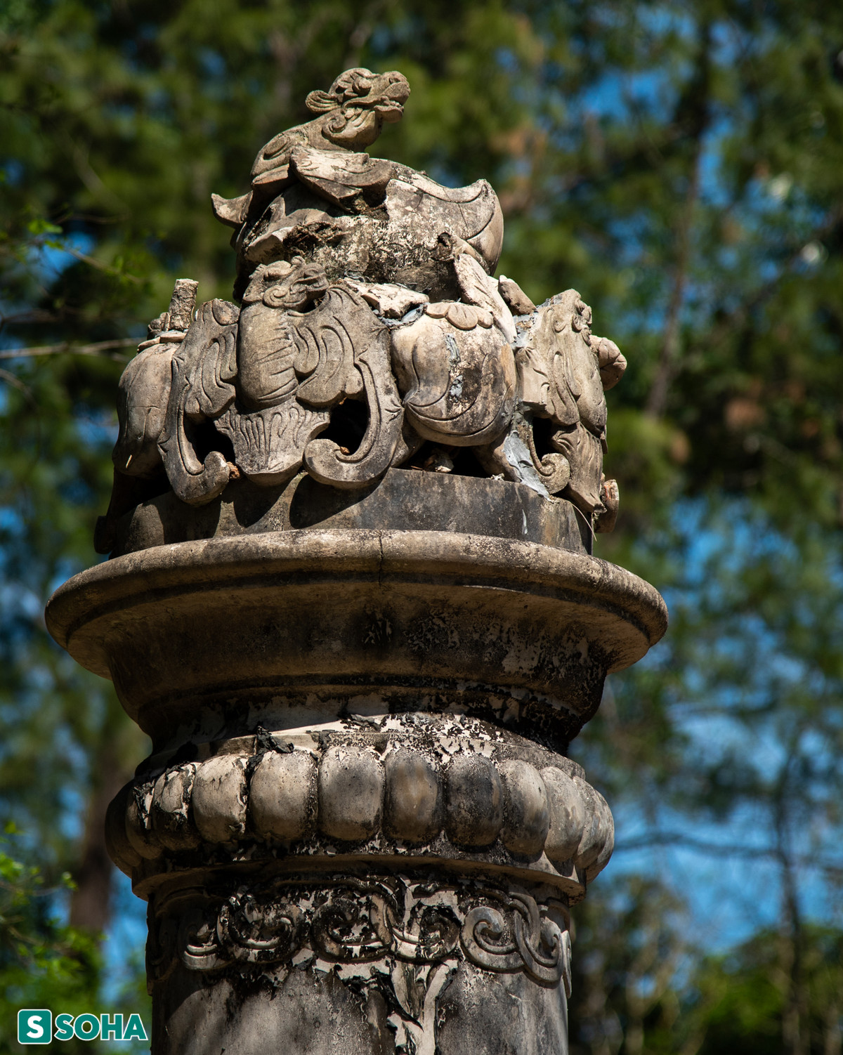 br/> Phía bên ngoài có 2 cột trụ 2 bên được trang trí bằng bằng những con dơi ở trên đỉnh. Đây là những hoạ tiết truyền thống, mang đậm màu sắc Á Đông.