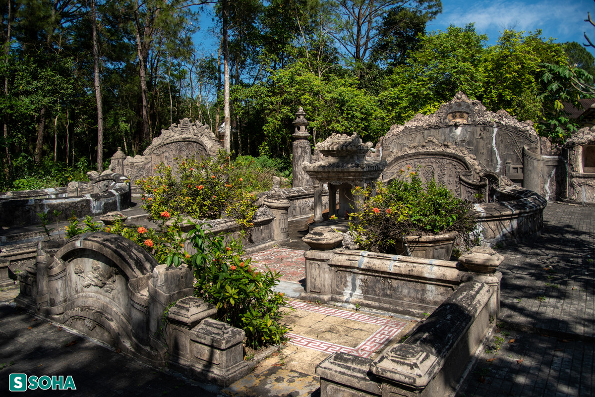 Cụ Tôn Thất Hân thuộc dòng dõi tôn thất nhà Nguyễn, hậu duệ của Hiền Vương Nguyễn Phúc Tần (Chúa Hiền). Năm Tự Đức thứ 24 (1871), Ngài theo học tại trường Quốc Tử Giám. Sau đó cụ làm Tri huyện, rồi lần lượt thăng Tri Phủ, Lang Trung, Án Sát, Bố Chánh, Tổng Đốc.