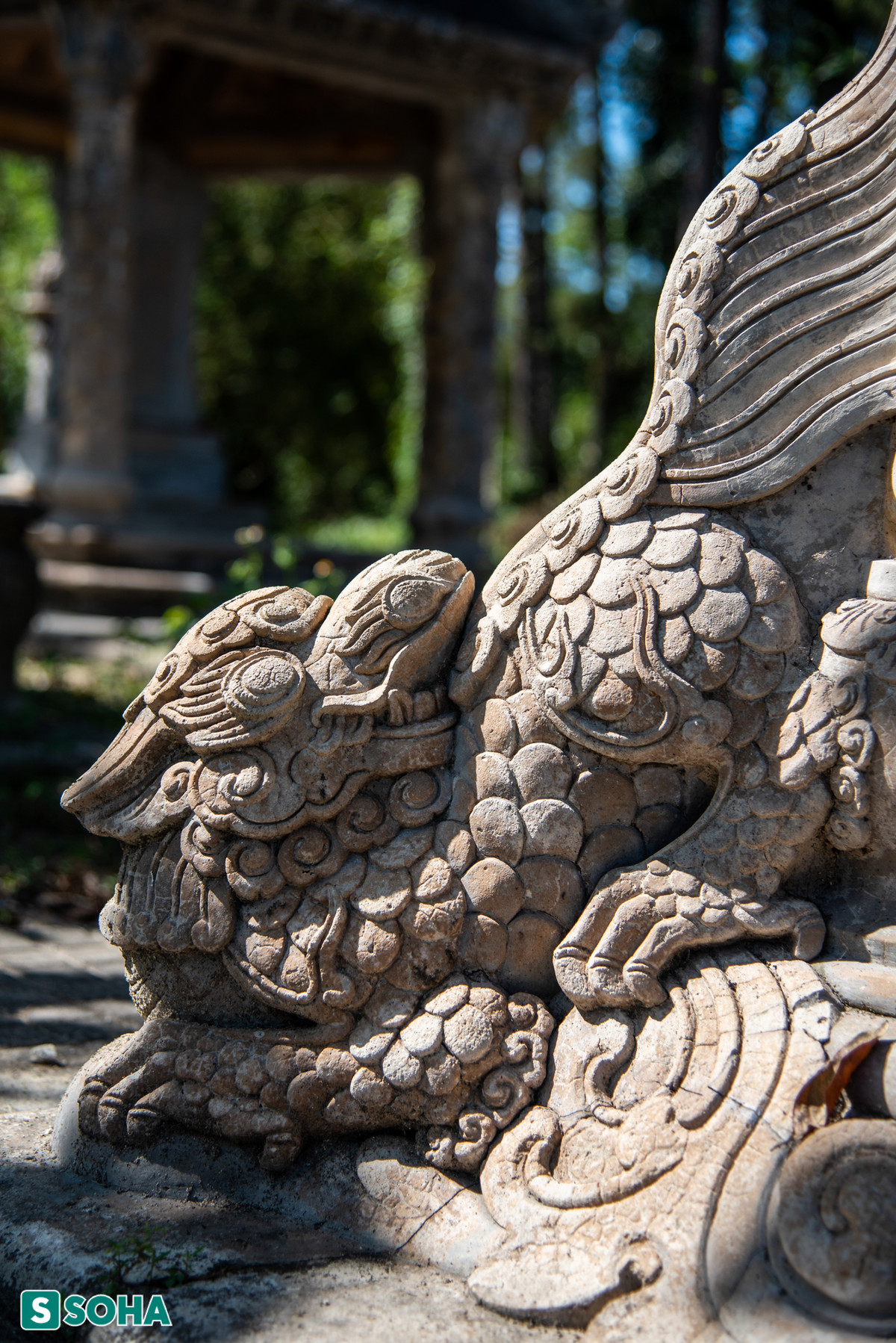 br/> Dưới chân 4 cột đỡ ở nhà bia phụ có 4 con kỳ lân được chạm khắc tinh xảo.