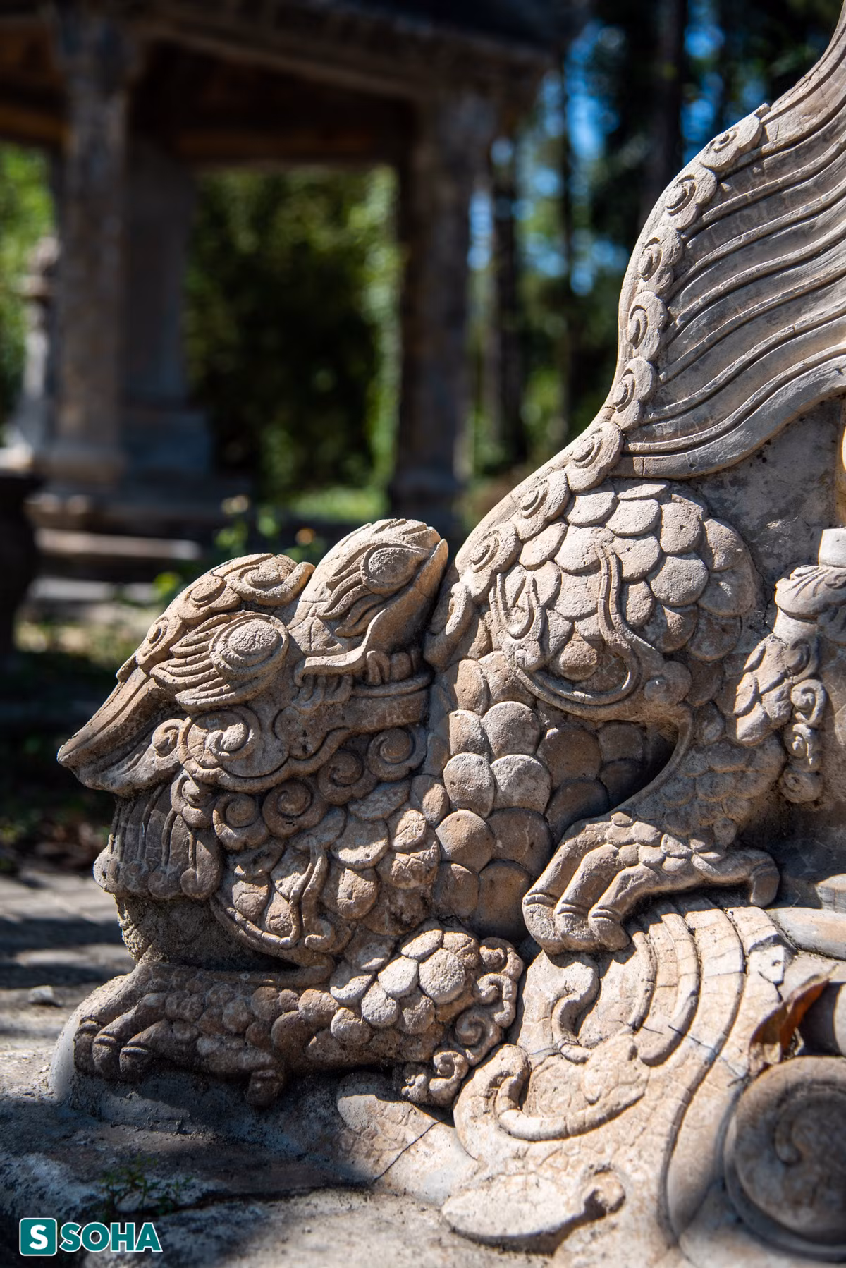 br/> Dưới chân 4 cột đỡ ở nhà bia phụ có 4 con kỳ lân được chạm khắc tinh xảo.