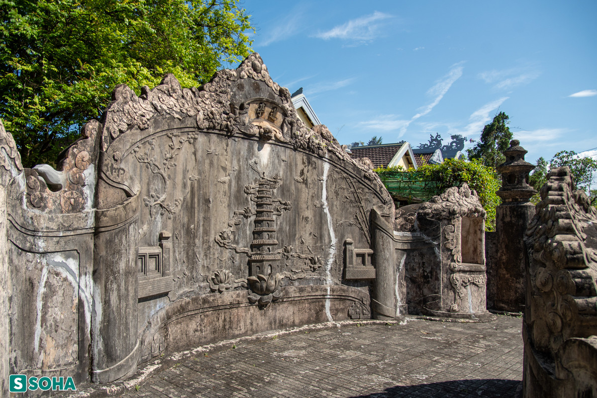 Khu lăng mộ cụ Tôn Thất Hân có một bức bình phong trước và 2 bình phong phía sau đều là hình vòng cung. Trong đó bình phong ngoài đắp nổi toà tháp 9 tầng. Ở các lăng mộ khác, hầu hết bình phong đều là một mặt phẳng.