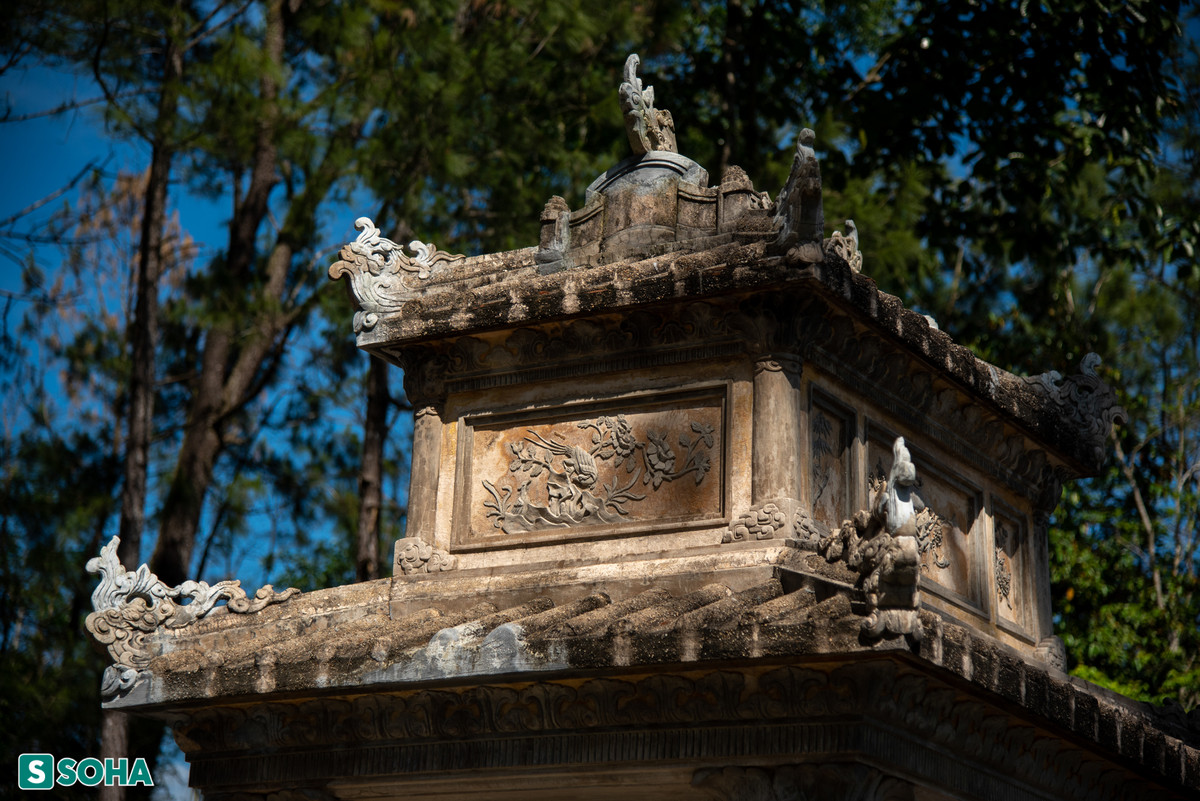 Các nhà bia khác được trang trí tinh xảo với những hình đắp nổi. Trải qua gần 80 năm nhưng từng chi tiết vẫn còn khá nguyên vẹn.