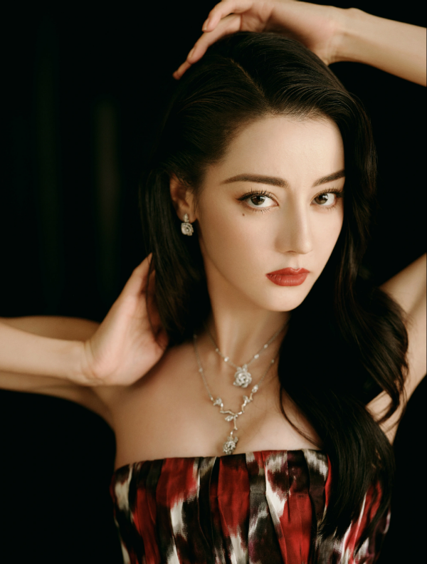  Phụ nữ tướng có tướng nốt ruồi quanh mắt. Nếu có nốt ruồi ở quanh mắt, nhân tướng học gọi đó là nốt ruồi đào hoa, mang tới nhân duyên tốt đẹp, tình yêu và hôn nhân đều thuận lợi. 