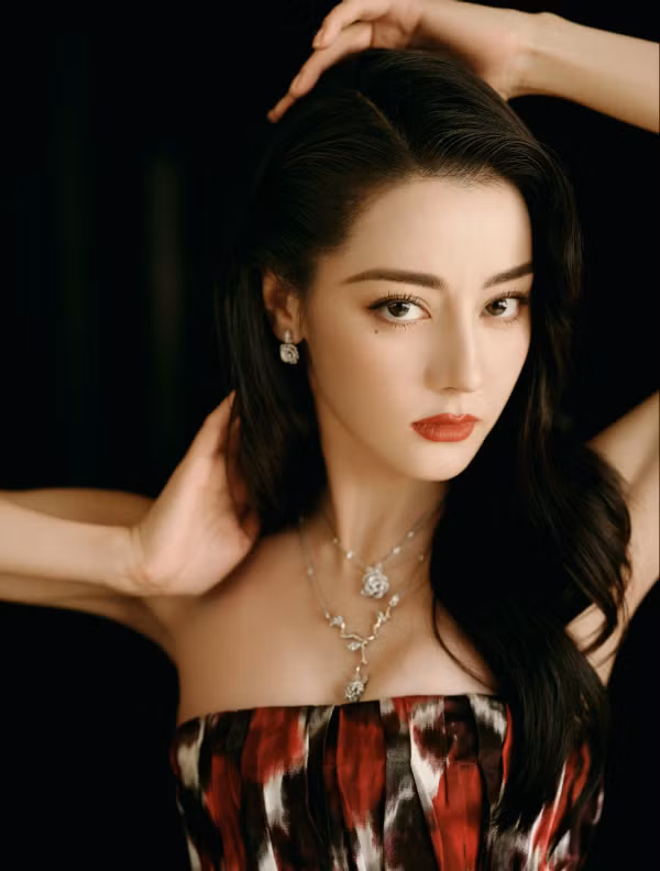  Phụ nữ tướng có tướng nốt ruồi quanh mắt. Nếu có nốt ruồi ở quanh mắt, nhân tướng học gọi đó là nốt ruồi đào hoa, mang tới nhân duyên tốt đẹp, tình yêu và hôn nhân đều thuận lợi. 