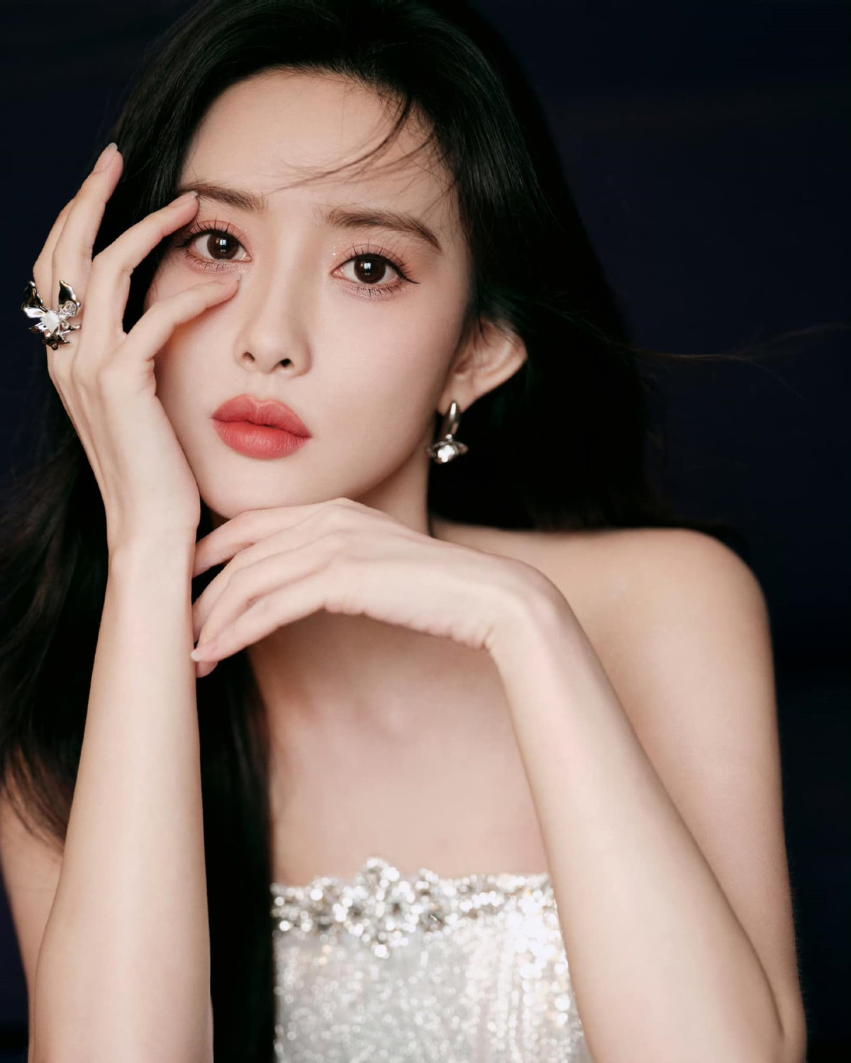  Phụ nữ tướng có tướng bàn tay thon nhỏ. Trong nhân tướng học, những người phụ nữ nếu sở hữu đôi bàn tay thon nhỏ thường là người có khéo léo có tài ứng xử trong cuộc sống. 