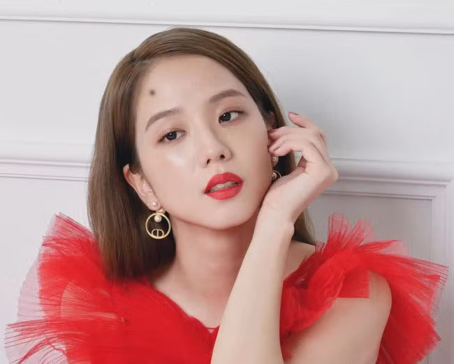  1. Nốt ruồi trên trán: Trong tướng số, trán được xem là biểu tượng của trí tuệ, phúc lành. Nếu một người phụ nữ có nốt ruồi rõ ràng trên trán thì đây thường được coi là dấu hiệu của sự khôn ngoan và giàu có.