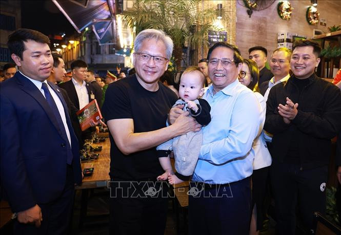 Thu tuong cung Chu tich Tap doan NVIDIA trai nghiem Ha Noi ve dem-Hinh-4