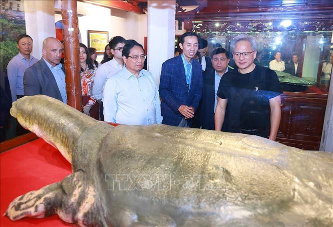 Thu tuong cung Chu tich Tap doan NVIDIA trai nghiem Ha Noi ve dem-Hinh-2