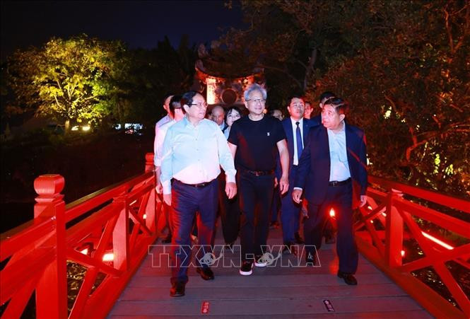 Thu tuong cung Chu tich Tap doan NVIDIA trai nghiem Ha Noi ve dem