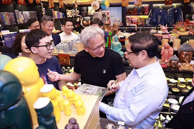 Thu tuong cung Chu tich Tap doan NVIDIA trai nghiem Ha Noi ve dem-Hinh-3