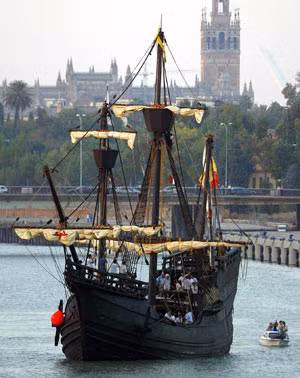 4. Nhiều thủy thủ nổi loạn và bỏ trốn. Hầu hết các thuỷ thủ Tây Ban Nha của Magellan đều phẫn nộ trước ý tưởng được dẫn dắt bởi người thuyền truởng Bồ Đào Nha bởi vậy đã có 2 cuộc nổi loạn của các thuỷ thủ truớc khi con tàu cập Thái Bình Dương. Lo ngại rằng nỗi ám ảnh của Magellan với việc tìm con đuờng tới Thái Bình Dương sắp diệt vong đoàn thám hiểm, ba trong năm tàu quay lưng lại với ông trong tháng 4/1520. Magellan và những người ủng hộ ông cuối cùng cũng ngăn đuợc các cuộc nổi dậy. Thậm chí Magellan đã bỏ lại hai thuỷ thủ trên một hòn đảo khi ông bắt gặp họ đang lên kế hoạch một cuộc binh biến thứ ba. Các cuộc nổi dậy tiếp tục một năm sau đó khi tàu San Antonio bỏ hạm đội và sớm trở lại Tây Ban Nha. Ảnh: Bản sao con tàu Victoria. 