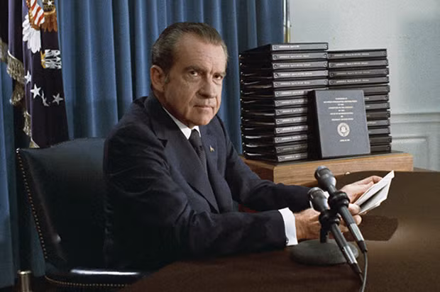 6. Richard Nixon (1974). Richard Nixon từ giã Nhà Trắng khi đang đương nhiệm vào tháng 8 năm 1974 vì bê bối chính trị Watergate. Đáng lẽ ông phải bị truy tố và tống giam nhưng Tổng thống kế nhiệm Nixon – Gerald Ford lại ân xá cho ông. Lệnh ân xá này đã gây nhiều tranh cãi trong dư luận nước Mỹ. 