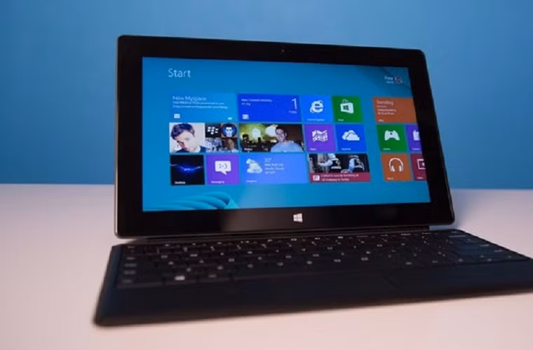 Tưởng chừng như danh tiếng của gã khổng lồ công nghệ sẽ đem lại thành công cho 2 mẫu laptop lai tablet của hãng nhưng những gì mà Surface RT và Surface Pro thể hiện hoàn toàn ngược lại. Sản phẩm kết hợp này được ví như những thiết bị “nửa nạc nửa mỡ” mang lại những trải nghiệm khá khó chịu cho người dùng. Tệ hơn nữa, những đợt giảm giá liên tiếp của Microsoft không làm cho tình hình khả quan hơn mà ngược lại, mẫu Surface RT đã khiến hãng phải lỗ tới gần 1 tỷ USD.