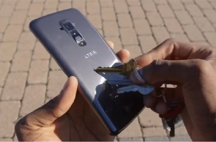 Với hàng loạt nghiên cứu trong thời gian gần đây, công nghệ tự chữa lành vết trầy (Self-healing) đang là cuộc chạy đua mới trong nhiều lĩnh vực. Trong tương lai gần, các thiết bị công nghệ sẽ có khả năng tự phục hồi như mới. Ngoài ra, chắc chắn các sản phẩm ở lĩnh vực khác như ô tô, mô tô cũng sẽ được áp dụng công nghệ mới này. Người tiêu dùng sẽ không còn phải lo lắng về những vết trầy làm mất thẩm mỹ trên thiết bị của mình.