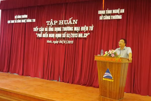 Ông Nguyễn Tài Dũng, phó giám đốc sở Công thương tại buổi tập huấn. (Ảnh CTTĐT Nghệ An)