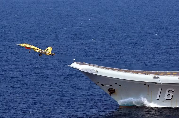 Tiêm kích hạm J-15 thực hiện lần cất hạ cánh thứ 3 trên tàu sân bay Liêu Ninh trong tuần qua.