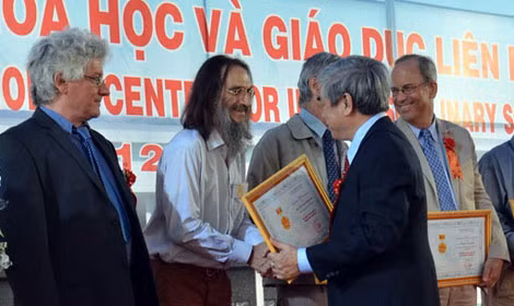 Bộ trưởng Bộ Khoa học - công nghệ trao bằng khen cho các nhà khoa học có nhiều đóng góp cho KHCN Việt Nam, Bộ Khoa học - công nghệ là bộ duy nhất có 4 thứ trưởng.