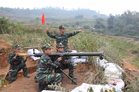 Súng không ĐKZ trong diễn tập bắn đạn thật.