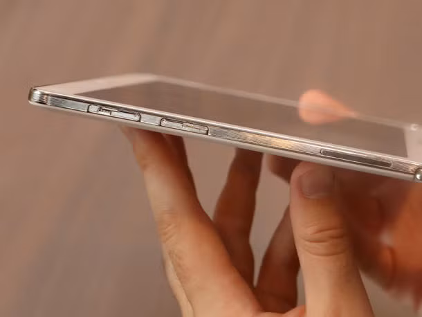 Dù có màn hình 10.1” nhưng độ phân giải 1600x2560 vẫn khiến người dùng cảm nhận được độ siêu nét của Galaxy Note 10.1 2014. Phiên bản tablet Note 10.1.2014 sở hữu bề dày cực khiêm tốn chỉ 7,9mm cùng trọng lượng 535g và là một trong những tablet cỡ lớn mỏng nhẹ nhất hiện nay. Không chỉ sở hữu bộ khung phần cứng mạnh mẽ, đây còn là một trong số ít những máy tính bảng có hỗ trợ phụ kiện bút cảm ứng cùng rất nhiều tiện ích đi kèm được bê từ Galaxy Note 3.