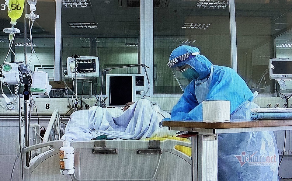 Bác sĩ kể lại 45 phút giành lại sự sống cho bệnh nhân COVID-19 ảnh 1