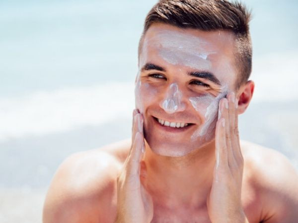  Cháy nắng: Cháy nắng, hay bỏng nắng, khiến da đỏ rộp, đau rát và chạm vào thì thấy nóng. Bạn có thể bị cháy nắng sau vài giờ tiếp xúc với tia UV mà không có biện pháp bảo hộ. Do đó, hãy thoa kem chống nắng có chỉ số SPF 40 trở lên khi ra ngoài trời.