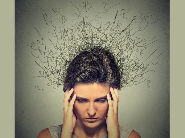  Đau đầu: Thời tiết nắng nóng khiến các mạch máu não giãn nở, gây đau nhức đầu. Đau đầu cũng có thể là do mất nước và sốc nhiệt. Để phòng tránh, hãy mặc quần áo che kín người khi ra ngoài trời và uống đủ nước.