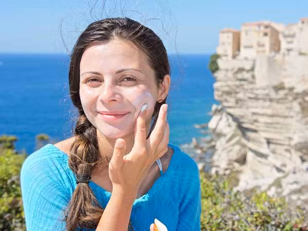  Cách bảo vệ sức khỏe vào mùa nắng nóng: Tránh ra ngoài khi trời nắng nóng cao độ; Tránh tiếp xúc trực tiếp với nắng, sử dụng kem chống nắng; Uống đủ nước, ăn nhiều hoa quả và rau xanh; Tránh ăn đồ ăn và thức uống không rõ nguồn gốc; Mặc quần áo thoáng mát; Giữ vệ sinh sạch sẽ./.