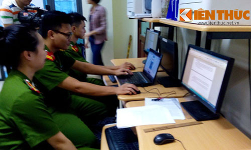 Các chiến sĩ Phòng Cảnh sát phòng chống tội phạm sử dụng công nghệ cao Công an TP Hà Nội cung cấp thông tin cho báo chí.