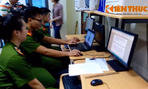 Các chiến sĩ Phòng Cảnh sát phòng chống tội phạm sử dụng công nghệ cao Công an TP Hà Nội cung cấp thông tin cho báo chí.