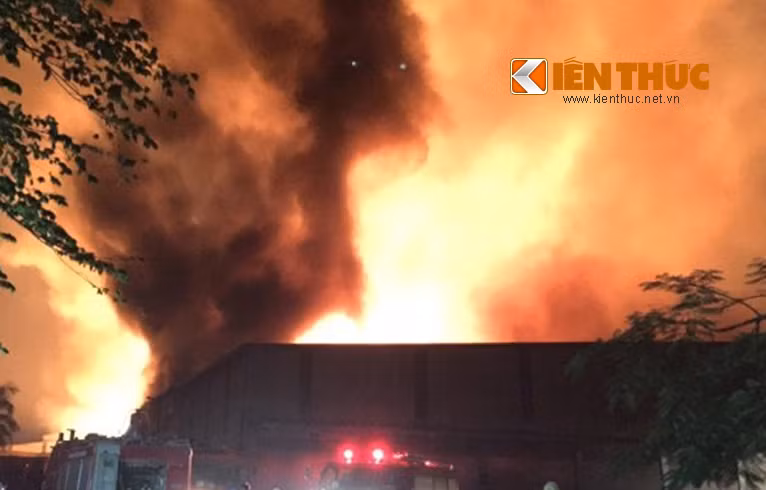 Lực lượng PCCC đến hiện trường dập lửa.