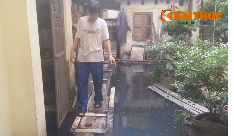 Người dân phải bắc cầu vượt sống giữa lòng Thủ đô