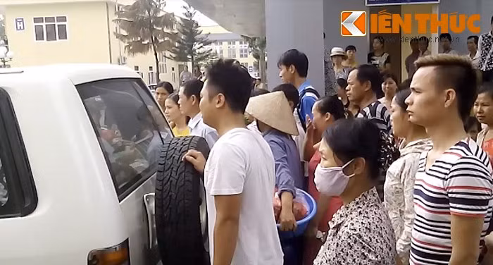 Xe cứu thương đưa thi thể cháu Nhung về nhà mai táng.