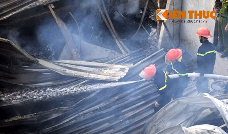 Các chiến sĩ PCCC khẩn trương dập lửa.