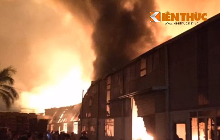 Ngọn lửa bùng phát dữ dội ở khu công nghiệp Quang Minh.