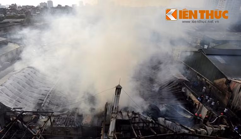 Xưởng gỗ bị bà hỏa viếng thăm nhìn từ trên cao.