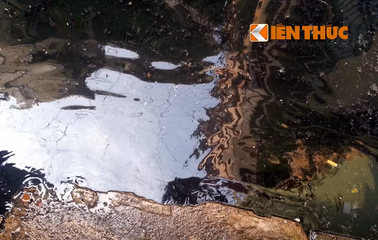 Nước bẩn hàng ngày tấn công người dân.
