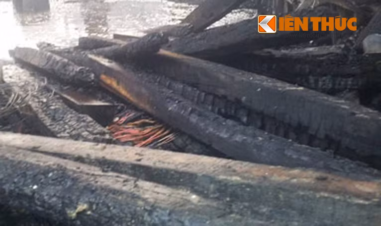 Các khúc gỗ bị ngọn lửa thiêu nham nhở.