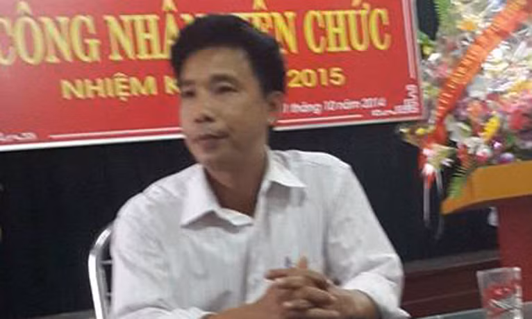 Vị phó giám đốc trung tâm trao đổi với chúng tôi