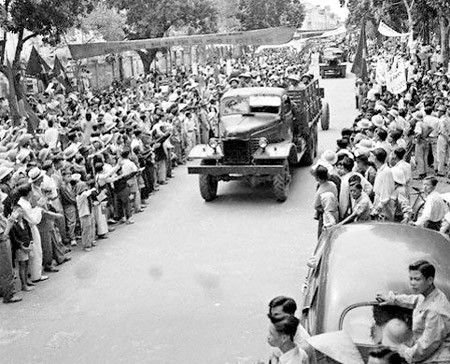 Bộ đội Việt Minh tiếp quản Thủ đô ngày 10/10/1954. Ảnh tư liệu.