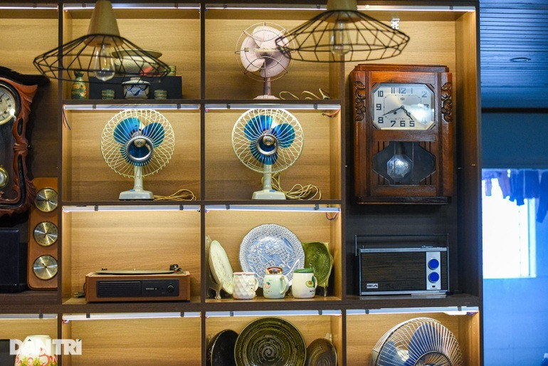 Ngoài quạt cổ, ông bố ở Hà Nội này còn có niềm yêu thích với đồng hồ cổ hay các loại radio xưa, đài đĩa, đầu băng cối. "Mỗi khi nhớ quê, nhớ tuổi thơ, nhớ tiếng loa sáng sớm, mình lại bật chiếc radio, nhâm nhi ly cà phê, để tâm hồn hoài niệm. Cảm giác đó rất thảnh thơi, quên đi mọi muộn phiền cuộc sống", anh Hà chia sẻ.