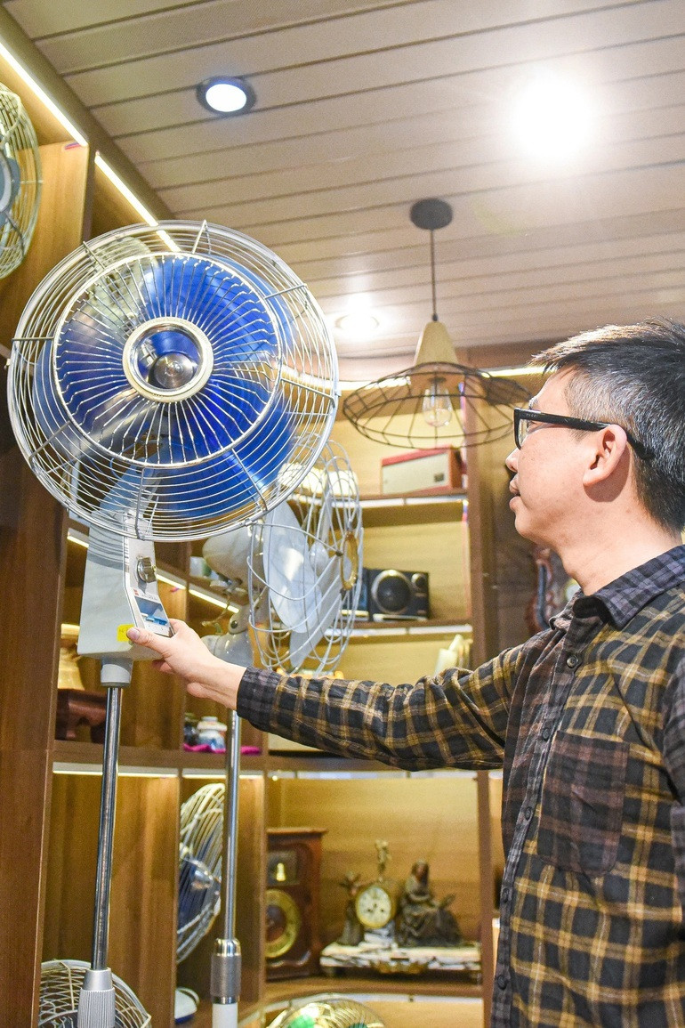 "Khi bắt đầu sưu tập quạt cổ, tôi phải nghiên cứu, tìm hiểu kĩ về các linh kiện, phụ kiện, đặc điểm hình thức, chất lượng quạt mỗi hãng. Cũng có những lần, tôi bị "lừa", mua hàng rởm nhưng từ đó, mình rút ra bài học", anh Hà cho biết.