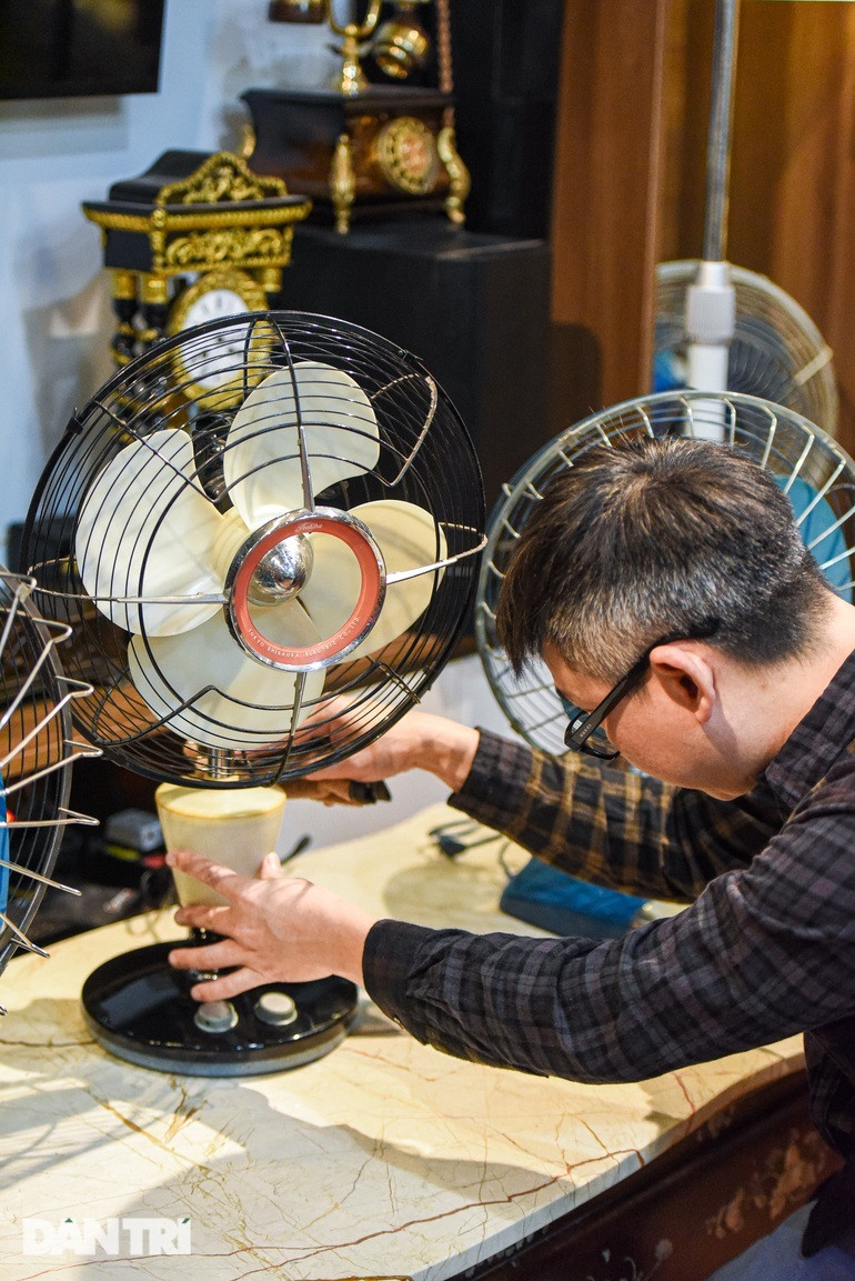 Đây là một chiếc quạt Toshiba 4 cánh kết hợp làm đèn ngủ còn hoàn toàn nguyên bản. Anh Hà phải mất rất nhiều công sức mới "săn lùng" thành công chiếc quạt cổ này.