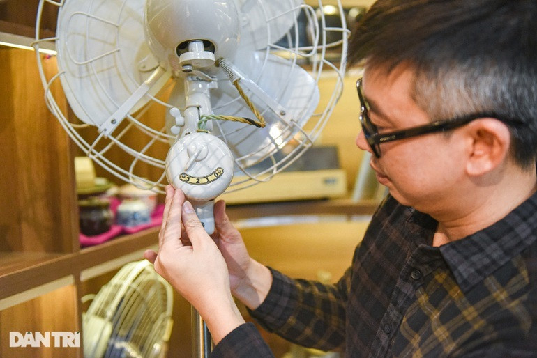 Khi mua về, chiếc quạt gần 50 năm tuổi đã gỉ sét, xuống cấp. Anh Hà tỉ mỉ "spa", sơn lại, cải tạo từng bộ phận. "Đến nay, chiếc quạt đã được hoàn nguyên đến 90% so với ban đầu. Quạt chạy rất tốt, ổn định", anh Hà tự hào chia sẻ