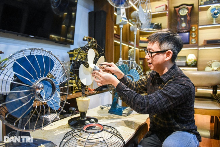 Vợ chồng anh Hà hiện tại đang kinh doanh hàng "second-hand" xuất xứ Nhật Bản, nhờ đó anh có điều kiện thuận lợi sưu tầm quạt cổ từ quốc gia này. Ngoài ra, anh cũng tham gia các buổi đấu giá trực tuyến của Nhật hay tìm mua, trao đổi với các nhà sưu tầm khác.