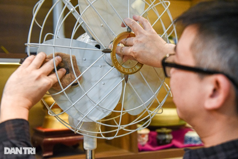 Đây là một chiếc quạt Mitsubishi đáp ứng đủ tiêu chí "bầu bom, tem đồng, lồng một mê" của anh Hà. Ngoài ra, chiếc quạt này còn có chiều cao ấn tượng - gần 2 mét và phần đường kính cánh rộng 40 cm. Anh Hà mua đấu giá hai chiếc quạt này tại Nhật. Khi vận chuyển về tới Việt Nam, tổng giá trị mỗi chiếc khoảng 50 triệu đồng.