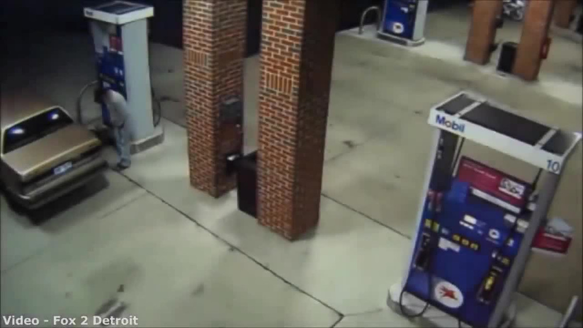 Video: Lay bat lua dot nhen, nguoi dan ong khien cay xang boc chay